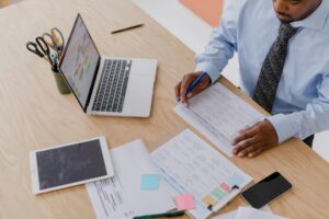 Imagem simbólica sobre normas ABNT, representando organização, formatação acadêmica, citações e referências em trabalhos acadêmicos.